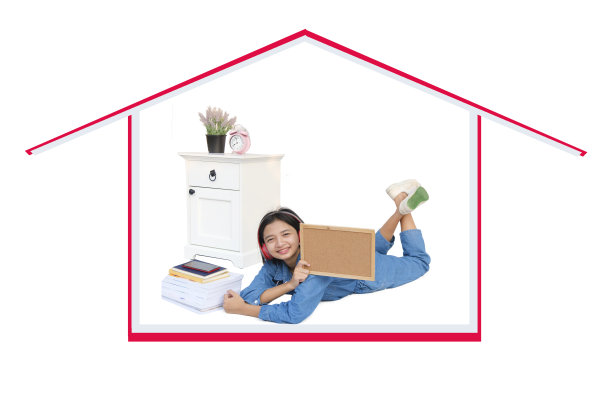 快乐年轻的亚洲女孩享受生活在家里，并持有一个标志。图片下载