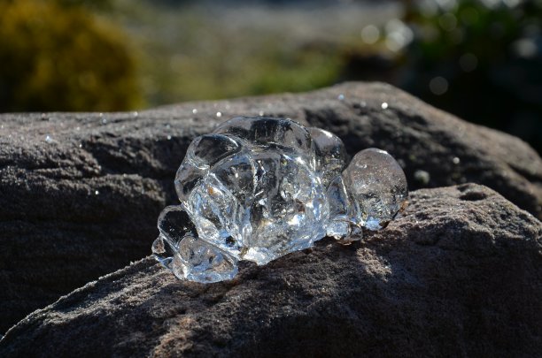 岩石上的冰形成很有趣图片下载