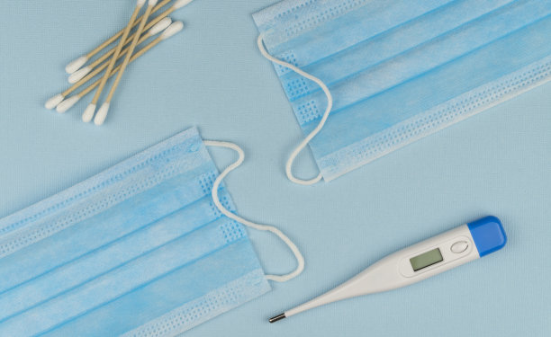 预防冠状病毒感染的外科口罩和手部卫生防护液。图片下载