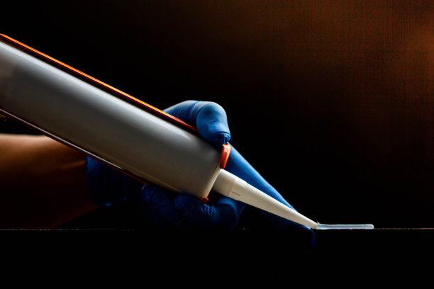 在一般和工业应用中，工匠佩戴使用硅树脂粘合剂的手套。图片下载