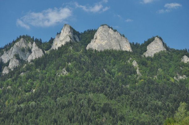 光秃秃的山顶，波兰松尼尼国家公园的三个王冠。从Dunajec河床看筏。漂流筏。图片下载