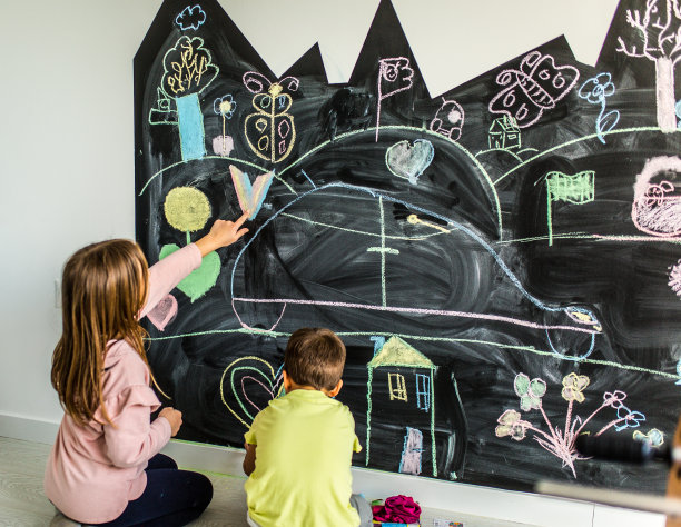 哥哥和妹妹在黑板上画库存照片图片下载