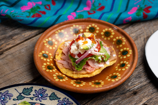 墨西哥火腿吐司也叫tostadas，带有豆子和奶酪，背景是木制的图片下载
