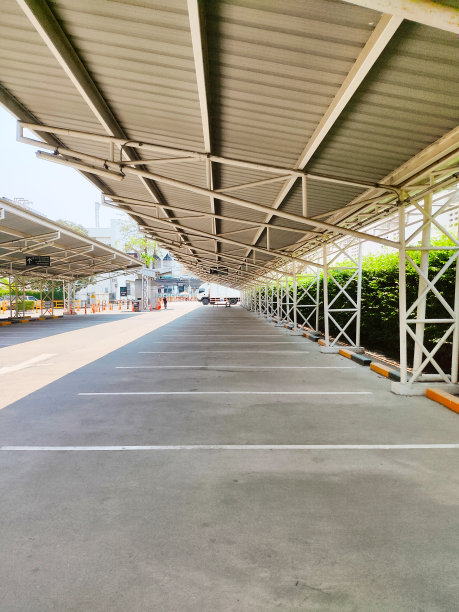 曼谷,泰国。2020年3月31日。新型冠状病毒疾病2019 (COVID-19)是指没有人和汽车的村庄和道路。图片下载