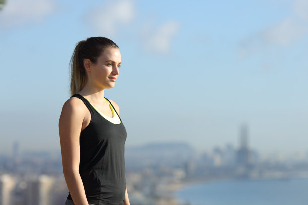 快乐的跑步女，看着城市的风景图片下载