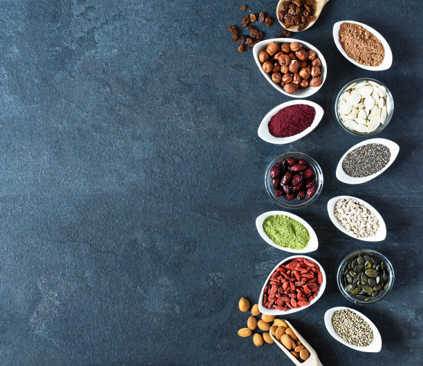 小白碗与各种超级食物在黑色背景俯视图。图片下载