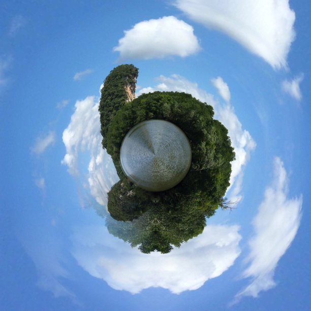 行星效应的天空，水和棕榈树图片下载