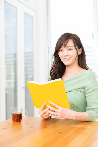 读一本书的亚洲女人图片下载