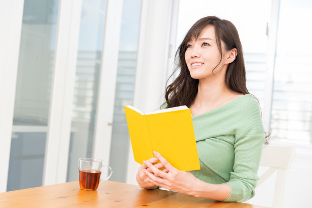 读一本书的亚洲女人图片下载