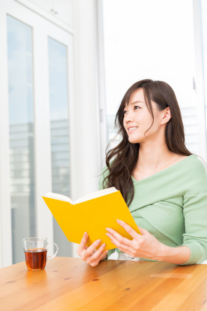 读一本书的亚洲女人图片下载