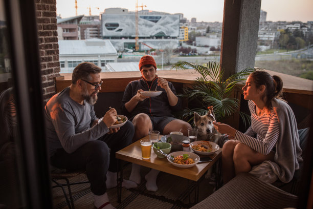 隔离期间阳台上的餐厅图片下载