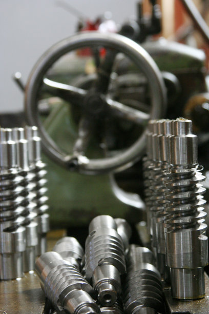 车间里的旧车床。金属加工。图片下载