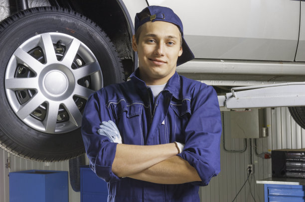 年轻帅气友好的机修工图片下载