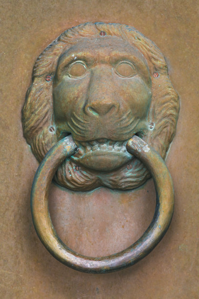 铜门与门环处理与一个狮子的脸图片下载