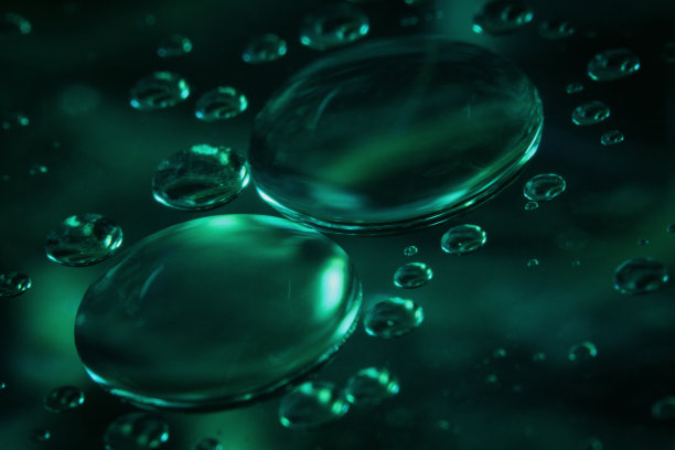 将食用油浮在水面上可以创造出很好的构图、色彩和想象力图片下载