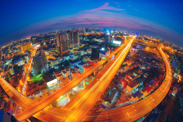 城市或城市灯光从建筑的证明与交通灯尾，从长曝光和鱼眼睛镜头。城市景观光的概念图片下载