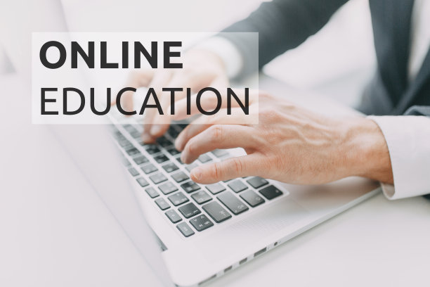 隔离期间在家工作。网上教育。在笔记本电脑上工作的手与散焦。图片下载