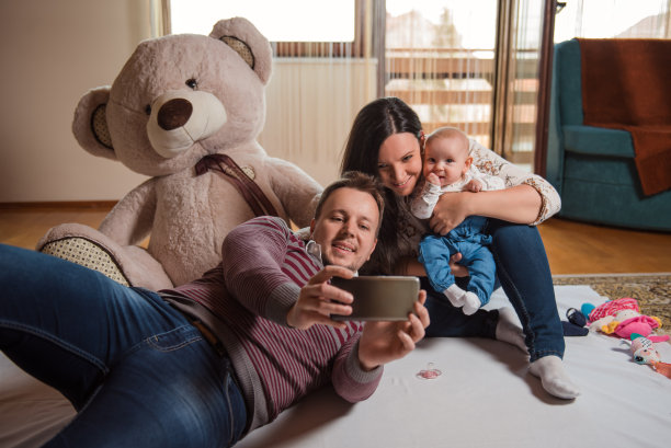 快乐的家庭，在家里制造回忆图片下载