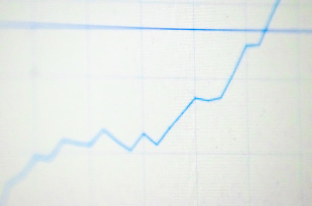数据图形在白色显示选择性聚焦商业成功或危机科学技术概念图片下载