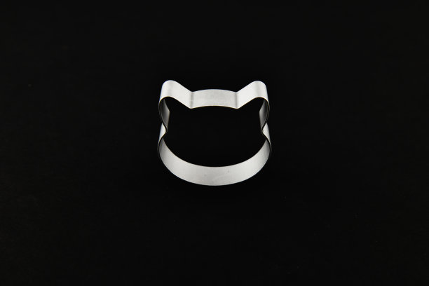 黑色背景上的猫标志。猫头的标志。抽象的标志与猫的头在黑色和白色。Metolic猫图片下载