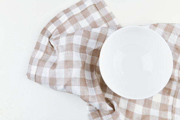 白色盘子上的格子毛巾。木叉。eco菜肴。从以上观点。写的地方图片下载