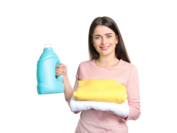 年轻漂亮的女人在洗衣服图片下载