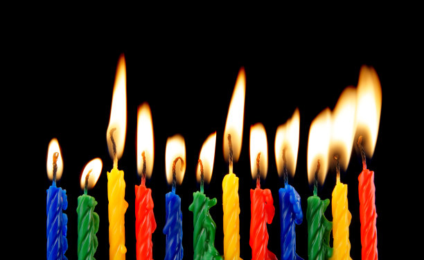 彩色的生日蜡烛上的黑色图片下载