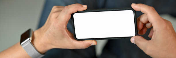 近距离观看一名男子使用水平空白屏幕智能手机放松图片下载