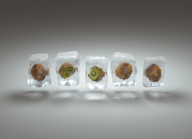 里面有冰冻猕猴桃的冰块。图片下载