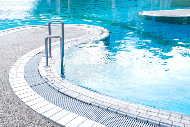 绿松石泳池的俯视图，有扶手和楼梯。夏日、休闲、水疗、水上公园、建筑的概念。图片下载