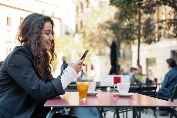年轻的白人女性在用智能手机图片下载
