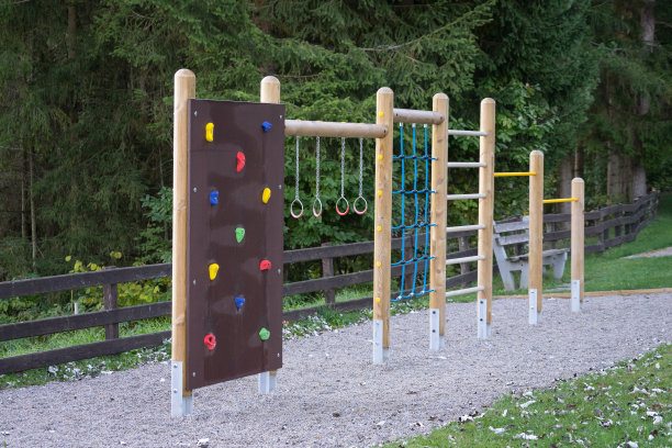 儿童游乐场在绿色的环境中。图片下载