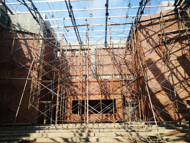 经典面砖安装于建筑工地。图片下载