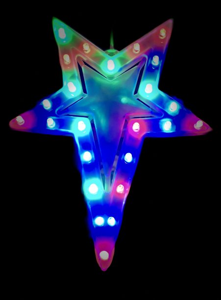 去年圣诞节期间在一家商店里发现的五彩缤纷的星星图片下载