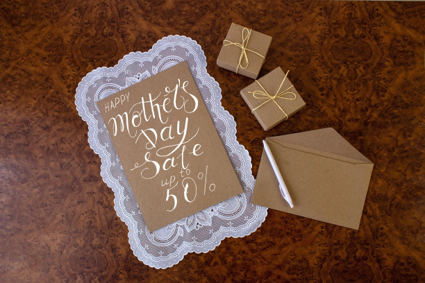 横幅上写着母亲节打五折图片下载