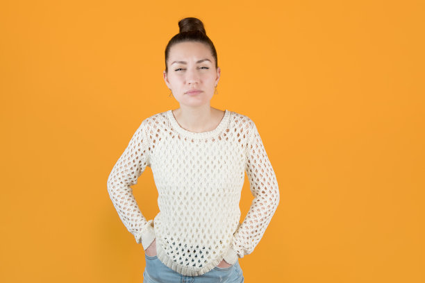 女孩手牵手在口袋和斜视紧张，同龄人图片下载