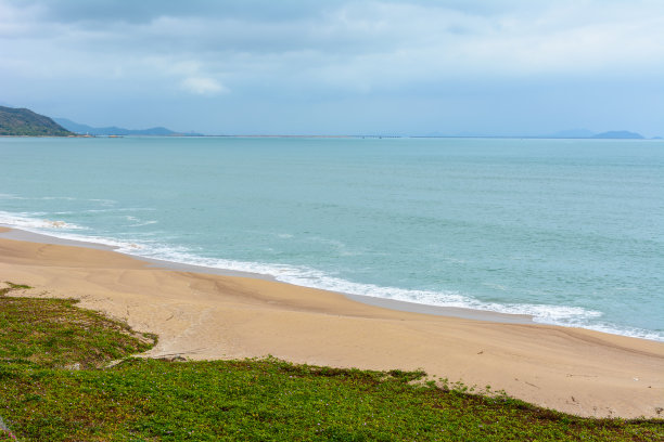 阴天，南海三亚的荒凉沙滩，海南岛风光图片下载