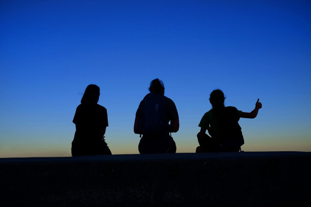 家人在日出或日落一起竖起大拇指图片下载