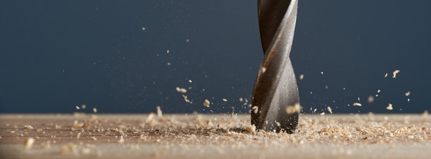 木钻钻头在模糊与剃须在灰色背景。有拷贝空间的照片。图片下载