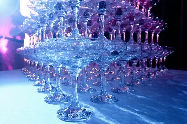 桌子上放着一堆放着樱桃的空马提尼酒杯。派对在俱乐部Phaselis玫瑰酒店在Kemer，土耳其，一个节日的晚上在Tekirova图片下载