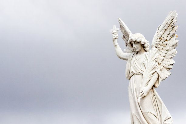 天使，老雕像的角度与十字，天空背景与复制空间图片下载
