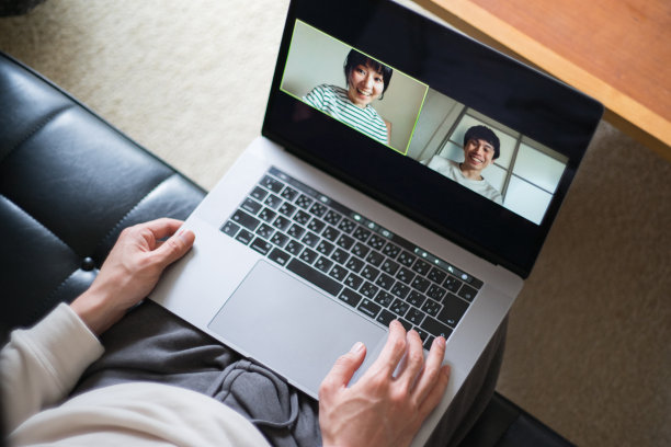 男男女女坐在家里的沙发上用笔记本电脑进行有趣的视频通话图片下载