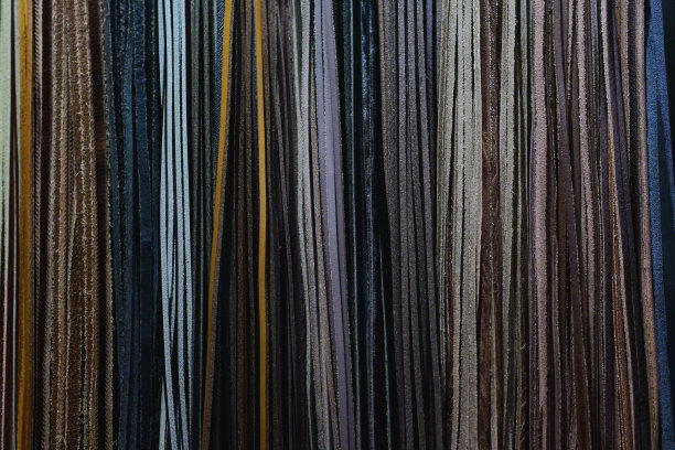 在纺织品商店里，有各种颜色和各种材料的面料，如面料、花边、缎子、亚麻。图片下载