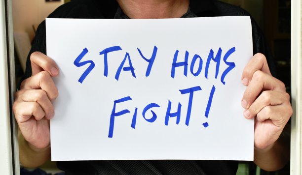 手握白皮书，写“待在家里，抗击冠状病毒或新冠病毒危机”图片下载