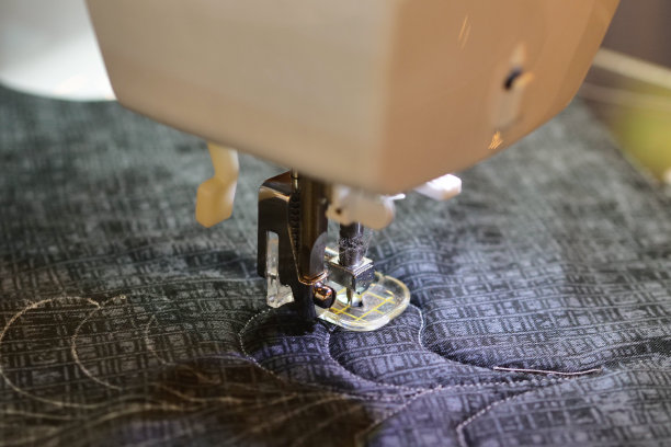 按照意大利裁缝的古老传统，缝制的是一件衬衫图片下载