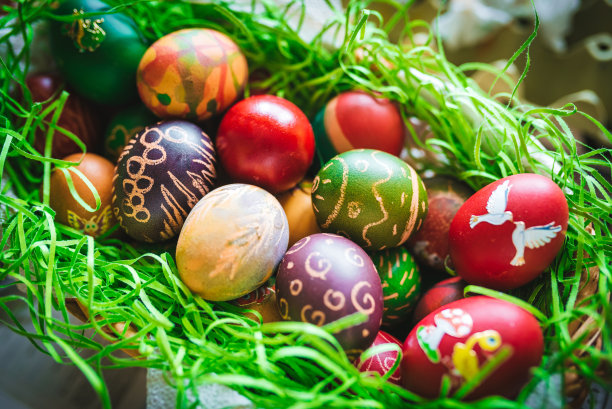 篮子里有画好的复活节彩蛋。复活节/基督教节日的象征-复活节彩蛋特写照片。图片下载