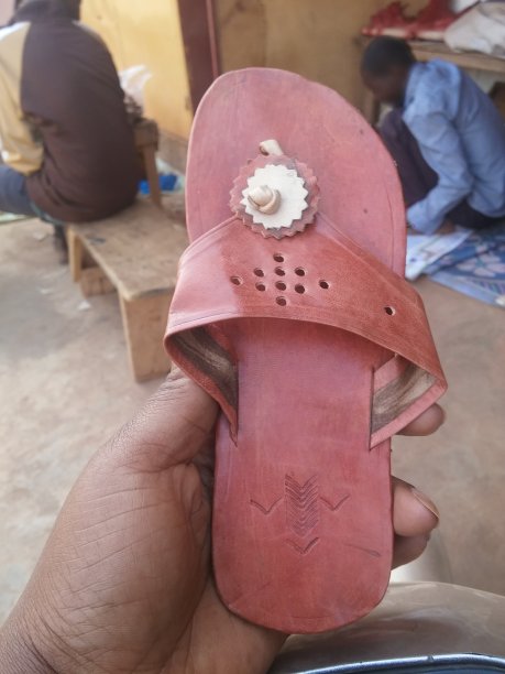 手工皮革凉鞋在非洲制造车间图片下载