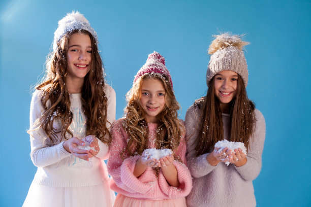 三个女孩的女朋友在冬天玩雪图片下载