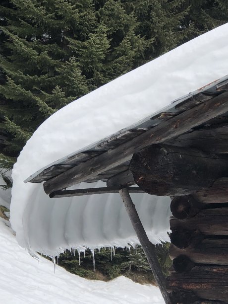 阿尔卑斯山上一间小屋的雪堆图片下载