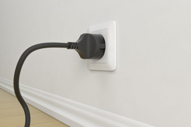 黑色电线插头。白墙背景图片下载